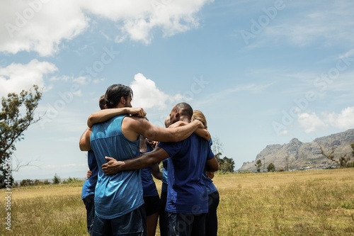 Fit people standing together and forming a hurdle © WavebreakMediaMicro