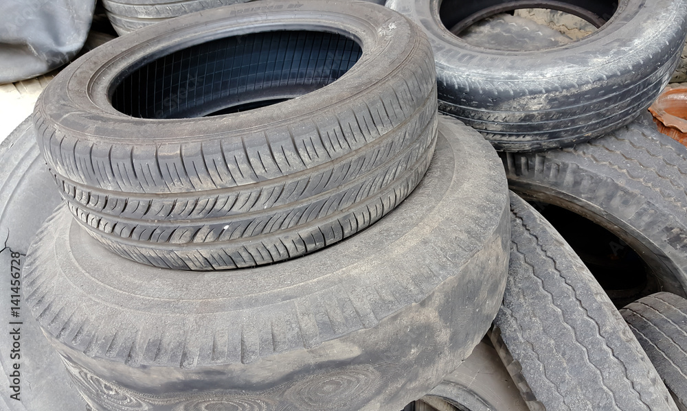 Obraz premium dump the old car tires