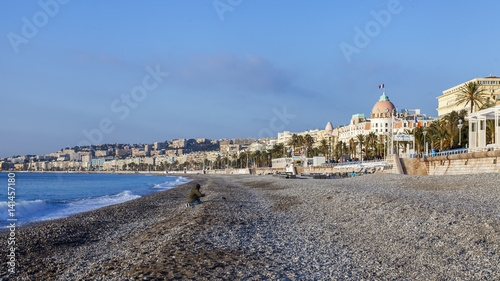 Fotografía sun lights Promenade des Anglais - the main embankment of the city, one of the m