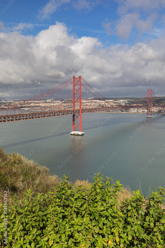 Obraz premium Ponte de 25 Abril: Hängebrücke in Lissabon
