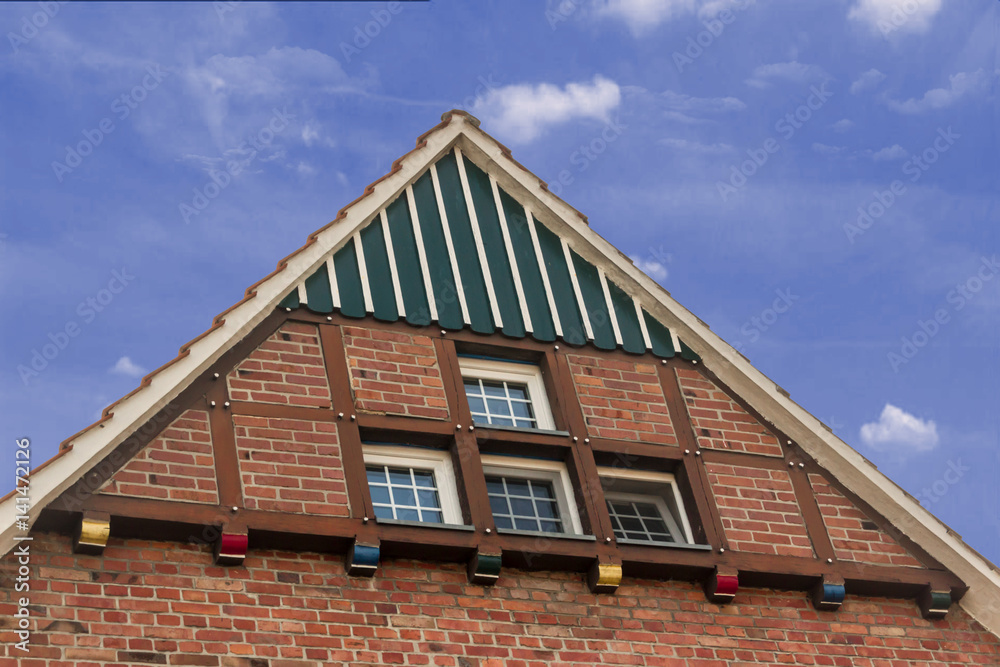 Modernes Fachwerkhaus mit buntem Holzgiebel im Münsterland Modernes Fachwerkhaus mit buntem Holzgiebel im Münsterland