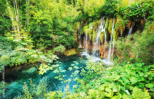 Fototapeta Naklejka Na Ścianę i Meble -  Waterfalls in national park falling into turquoise lake. Plitvice, Croatia