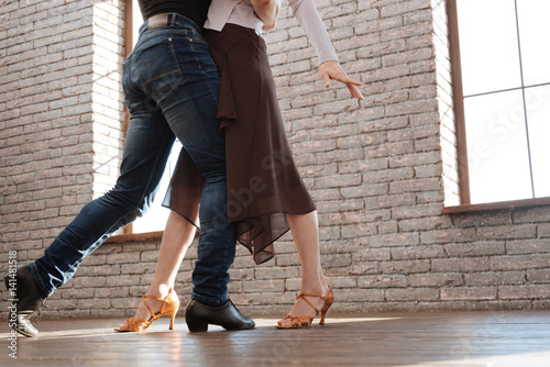 Foto Anmutiges Tanzpaar, das im Ballsaal tangoing ist