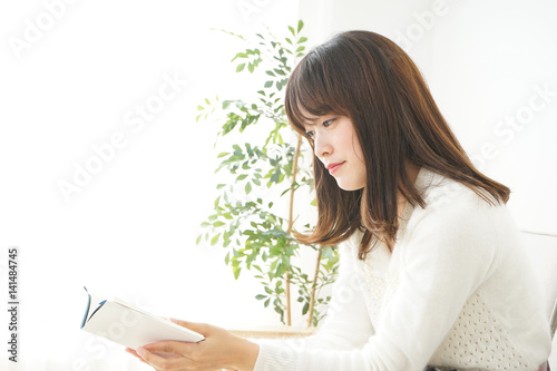 読書をする若い日本人の女性