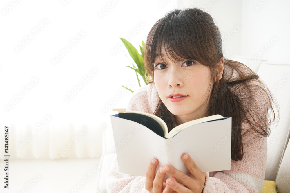 読書をする若い日本人の女性 読書をする若い日本人の女性