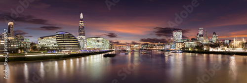 Die Skyline von London nach Sonnenuntergang