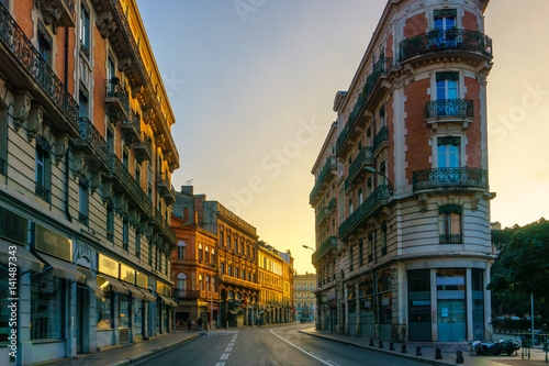 Fototapeta Wąska zabytkowa ulica ze starymi budynkami w Tuluzie, Francja
