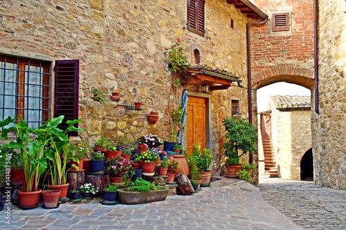 Fototapeta Naklejka Na Ścianę i Meble -  affascinante borgo di Montefioralle, tipico villaggio medievale in Toscana nel comune di Greve in Chianti, Italia