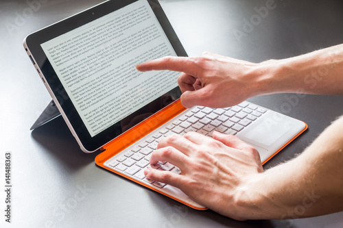Tablet Computer / Convertible PC modern, Fingerzeig-Geste