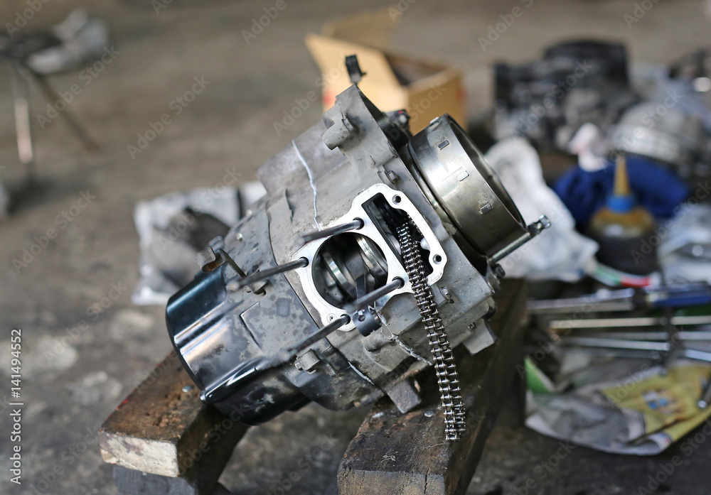 Obraz premium Part of a motorcycle engine in repair of the damage, Garage shop