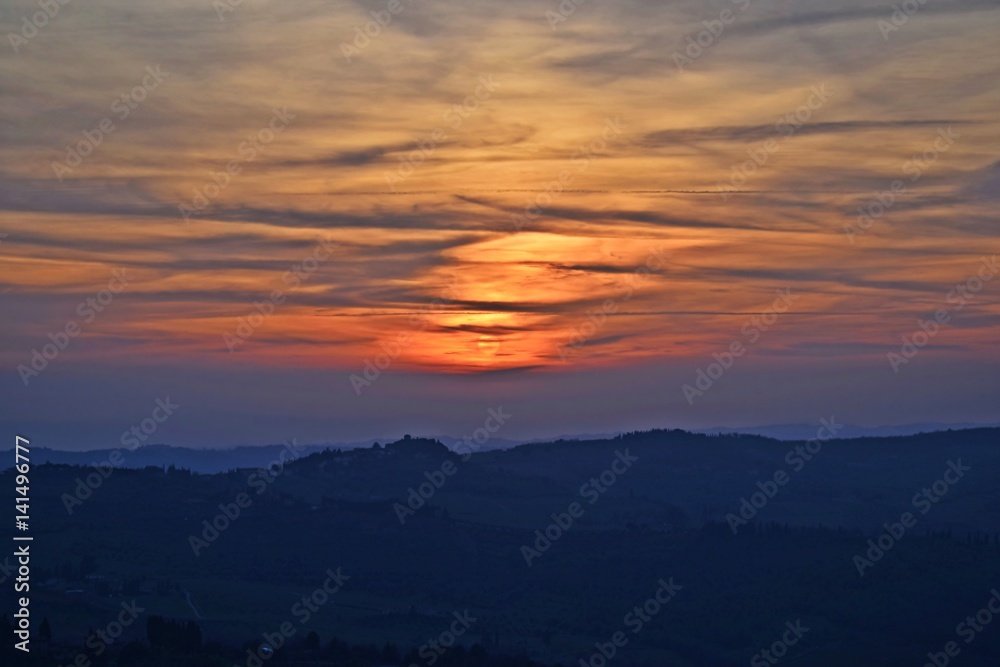 tramonto panoramico con cielo nuvoloso in Toscana Italia