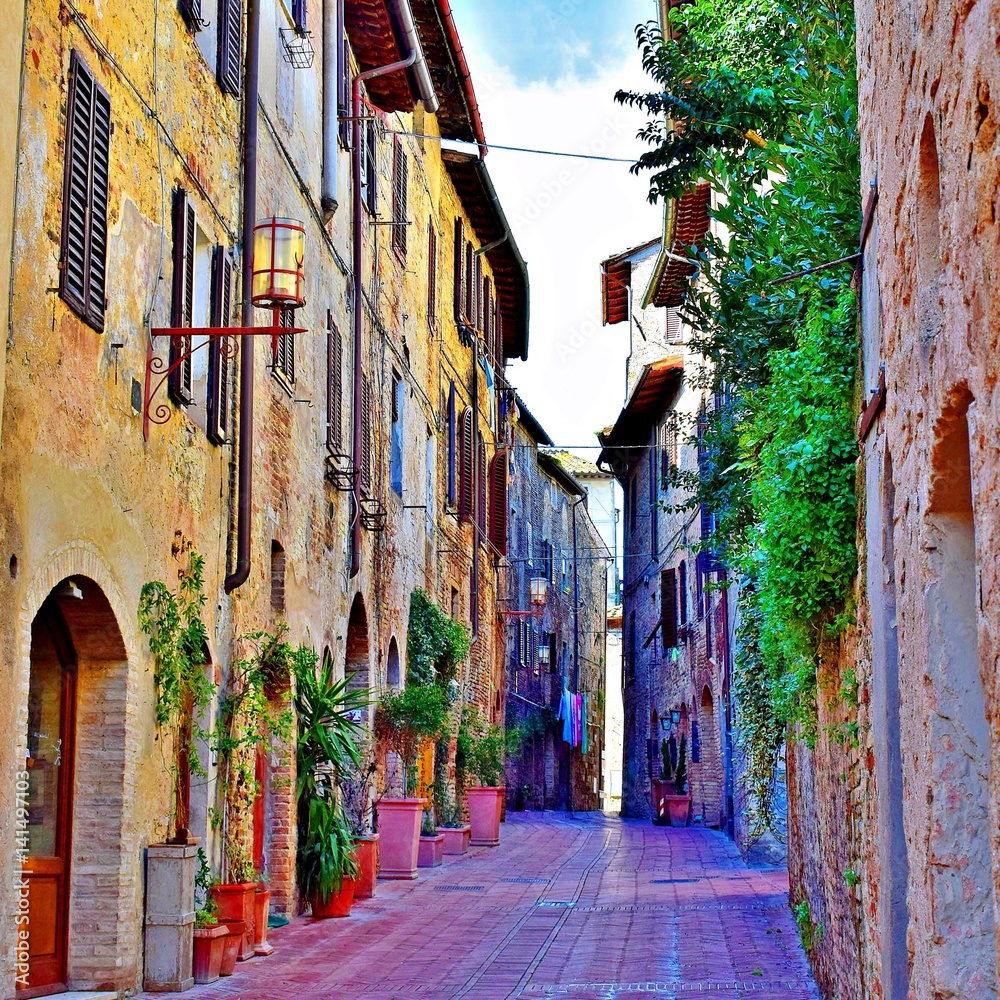 Vecchio vicolo nel borgo medievale di San Gimignano in provincia di Siena, Toscana Italia