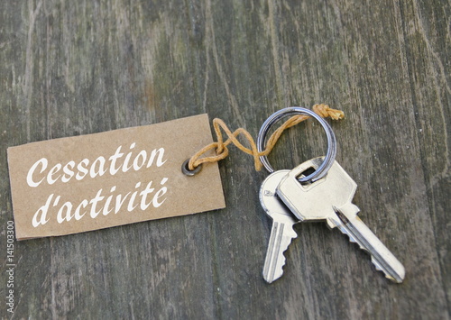 Photos cessation d'activité,concept de faillite sur écriteau, et trousseau de clé