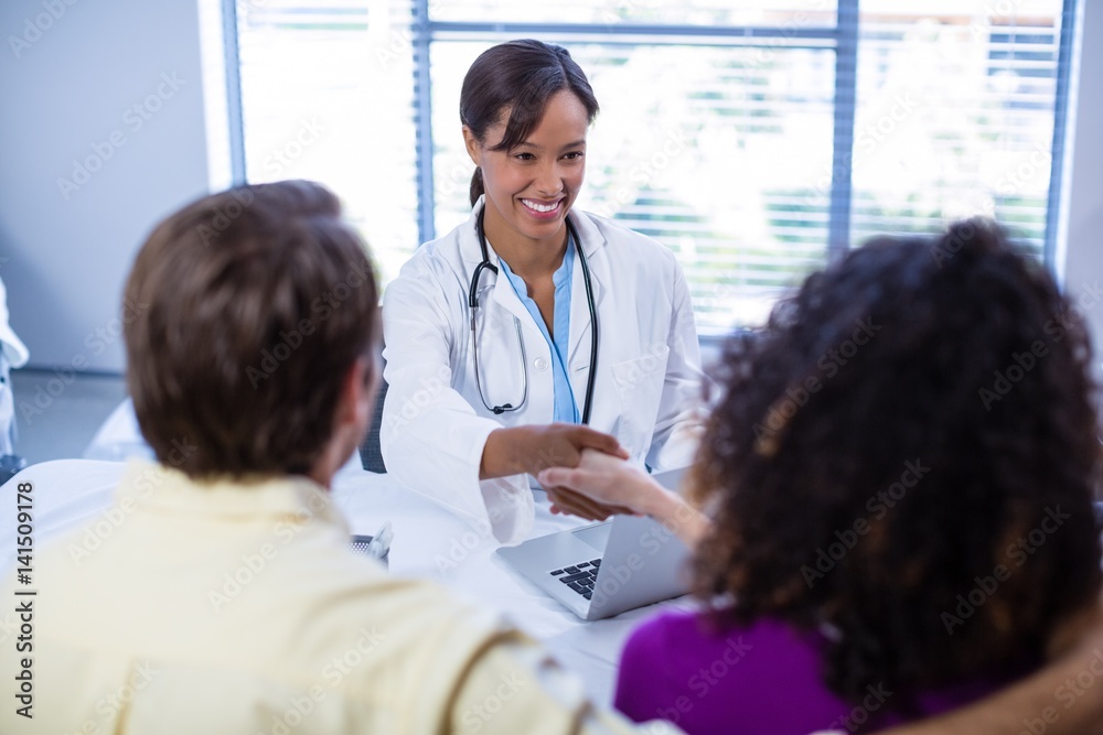 Obraz premium Doctor and woman shaking hands