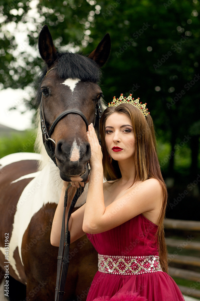 Obraz premium Gorgeous queen and her horse
