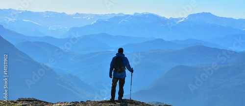 Zirveden Dağları İzleyen Adam Silüeti photo