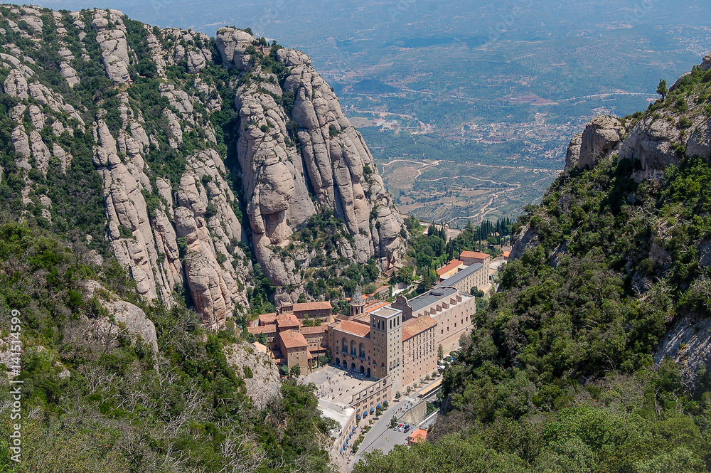 Abadia de Montserrat entre montañas de la sierra de Montserrat