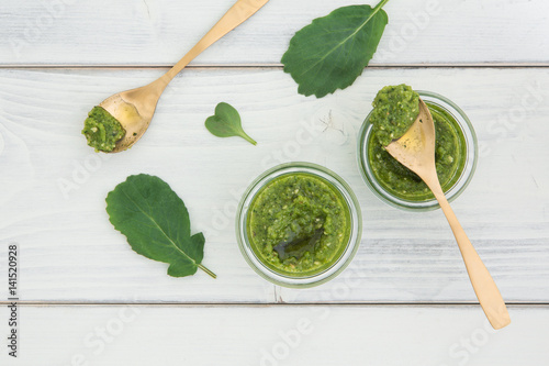 Pesto aus Radieschengrün auf einem alte weissen Holzuntergrund