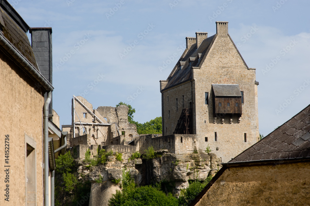 de kasteelruine van Larochtte in Luxemburg de kasteelruine van Larochtte in Luxemburg