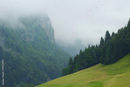 Brume matinale descendant sur une vallée des Alpes photo