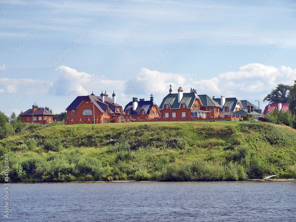 Obraz premium Котеджный посёлок на высоком берегу Волги