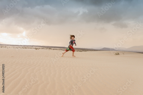 enfant courant dans les dunes