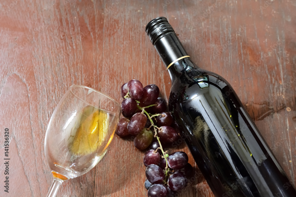 Obraz premium Glass of wine on wooden table