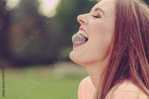 Obraz na płótnie Woman with liitle cookie cupcake.