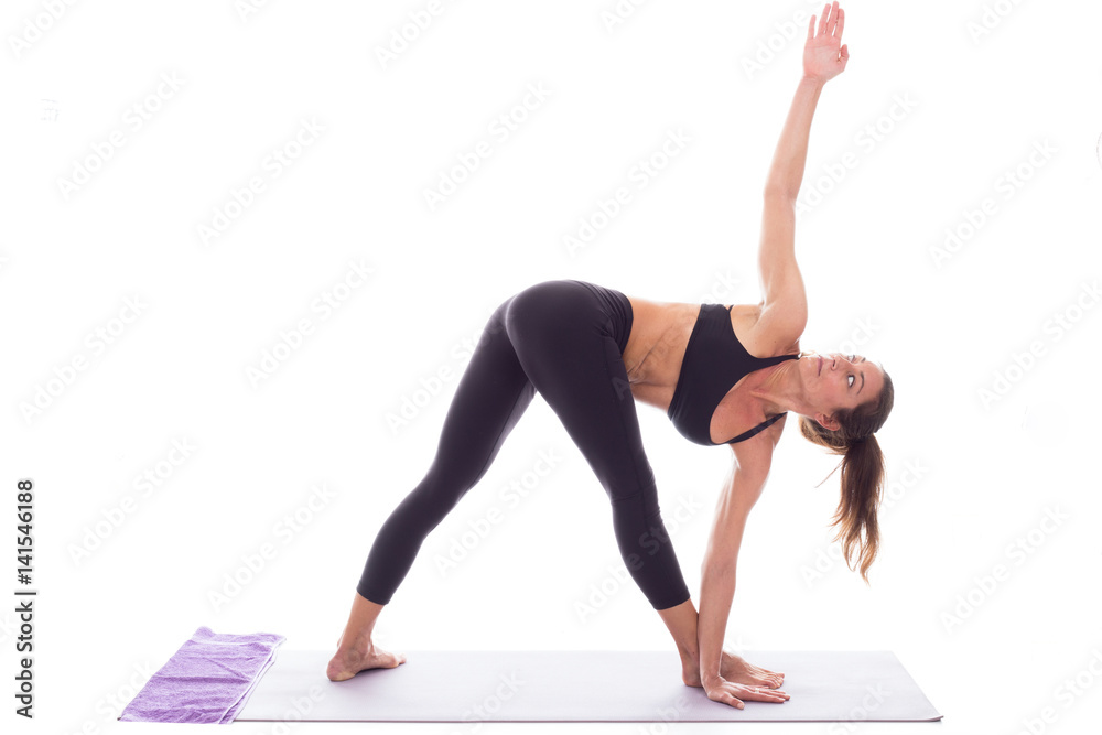 ragazza bellissima pratica yoga in studio su fondale bianco ragazza bellissima pratica yoga in studio su fondale bianco
