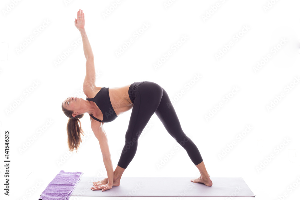 ragazza bellissima pratica yoga in studio su fondale bianco ragazza bellissima pratica yoga in studio su fondale bianco