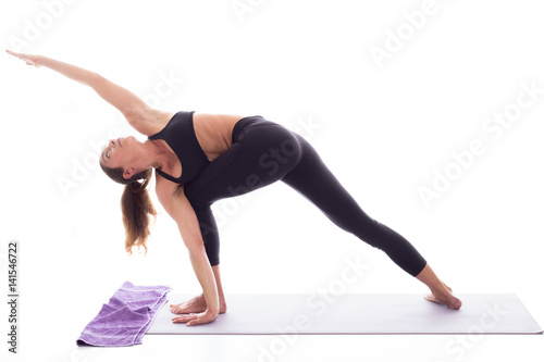 ragazza bellissima pratica yoga in studio su fondale bianco 