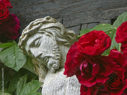 Holzkreuz mit Rosen photo