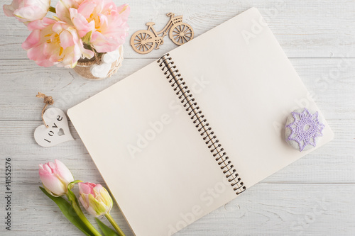 Φωτογραφία Bouquet of pink tulips and paperweight