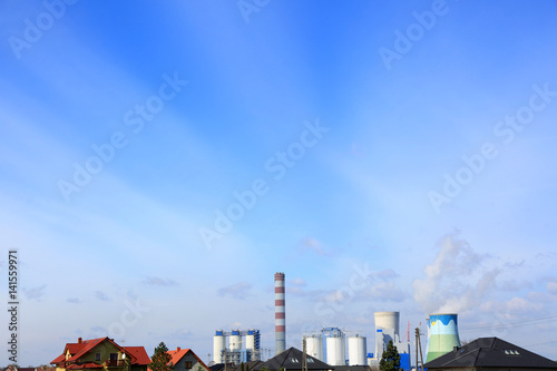 Elektrownia węglowa w Opolu na Brzeziu, dachy domów jednorodzinnych.