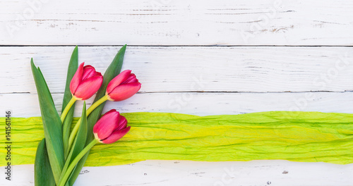 Frühling Blumen Strauss Tulpen Rot Pink auf Holz Hintergrund weiss