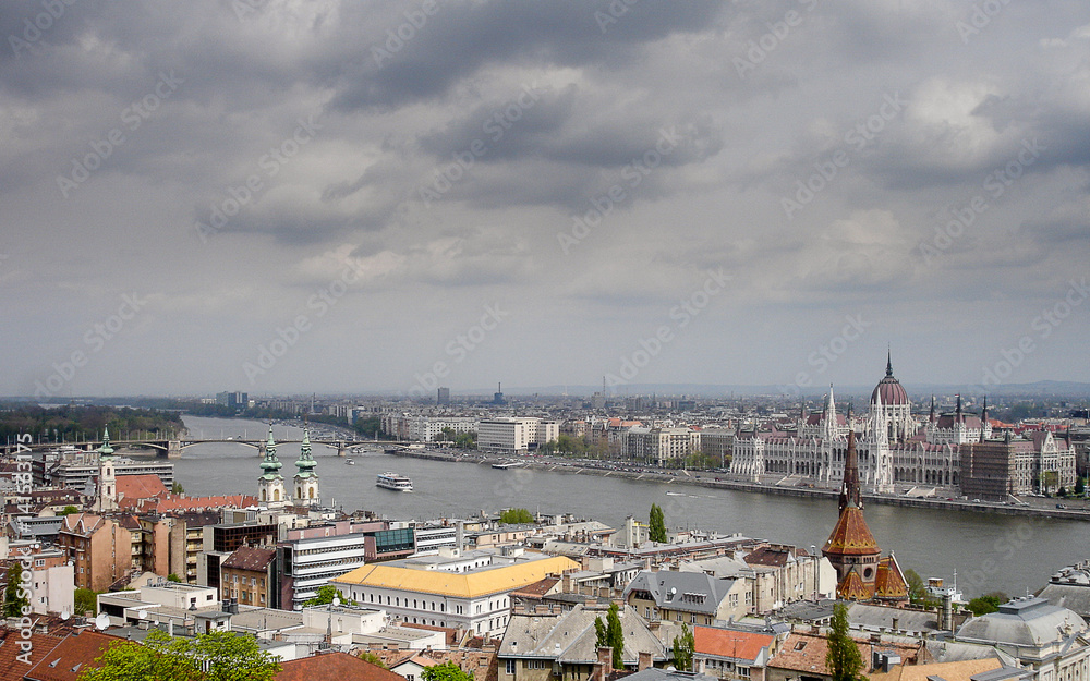 Panorámica de Budapest con Parlamento al fondo