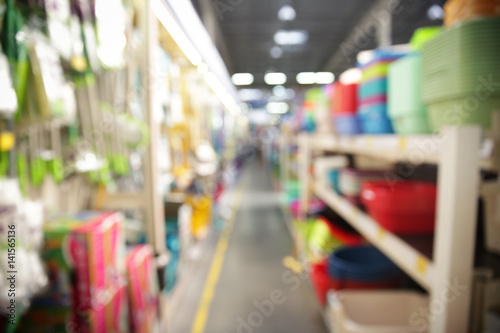 Blurred view of supermarket shelves © Africa Studio