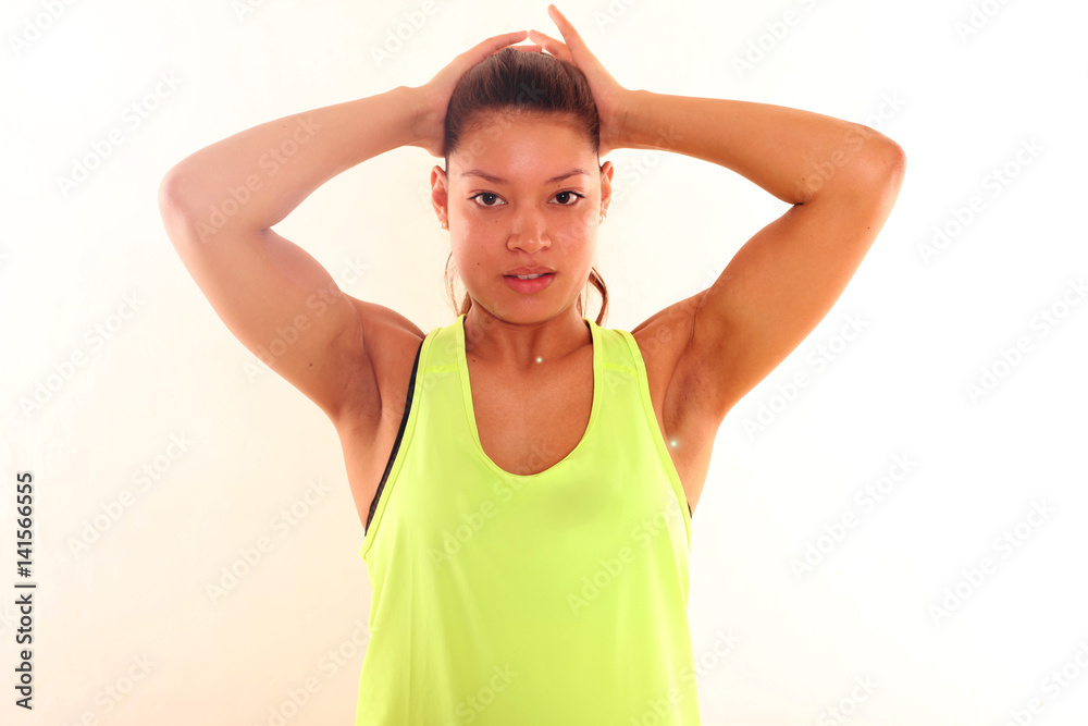 Sportlerin richtet Ihre Haare 