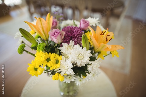 Close-up of flowers in vase © WavebreakMediaMicro
