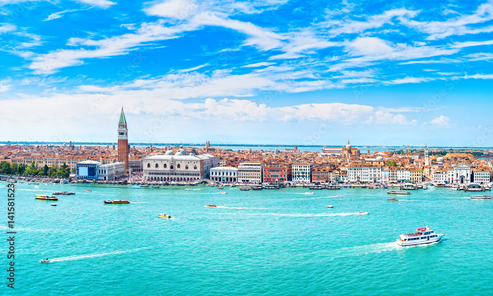 Fototapeta premium Wenecja panoramiczny widok z lotu ptaka, Piazza San Marco z Campanile i Pałacem Dożów. Włochy