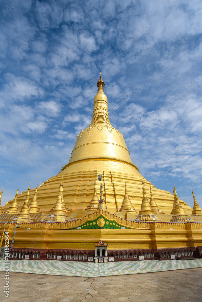Fototapeta premium Shwemawdaw or Mutao Pagoda in Bago, Myanmar