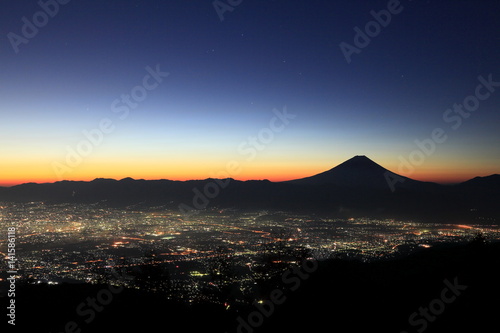 山梨県韮崎市の夜明けと富士山 甘利山にて