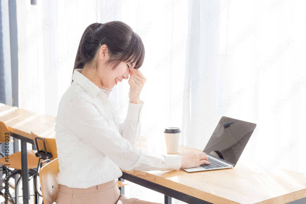 女性　カフェ