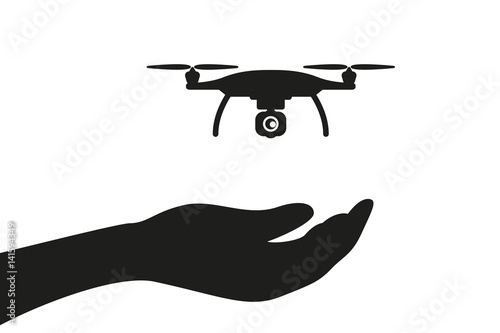 Person lässt drohne fliegen