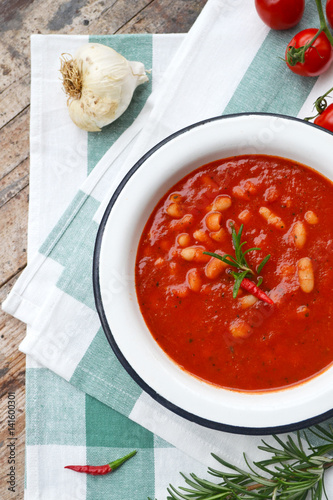 Fagioli nella salsa al pomodoro aromatizzati all'aglio, peperoncino piccante e rosmarino