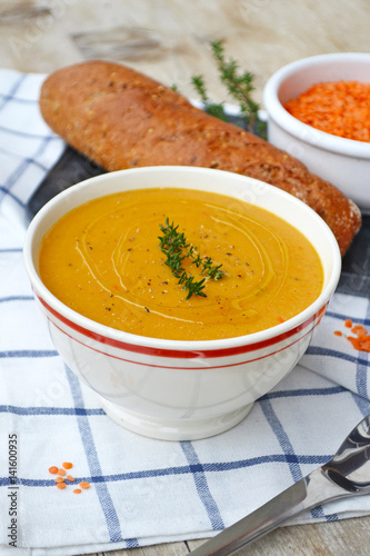Vellutata di lenticchie rosse e carote aromatizzata al timo