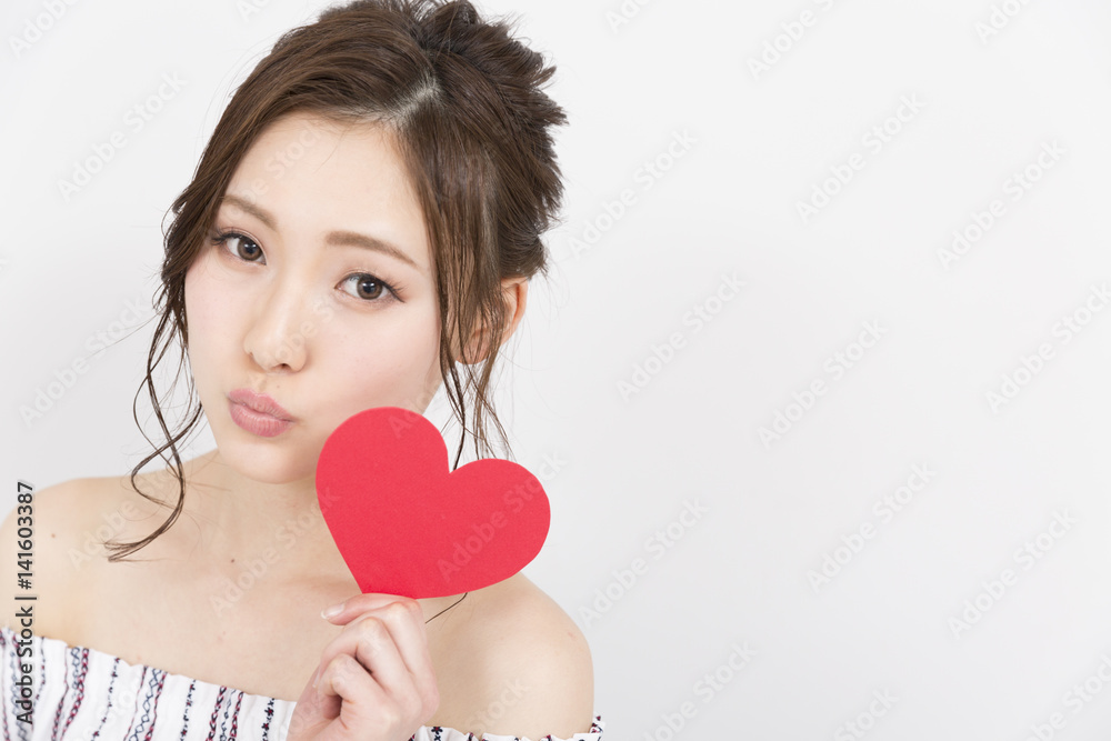 ハートを持った女性