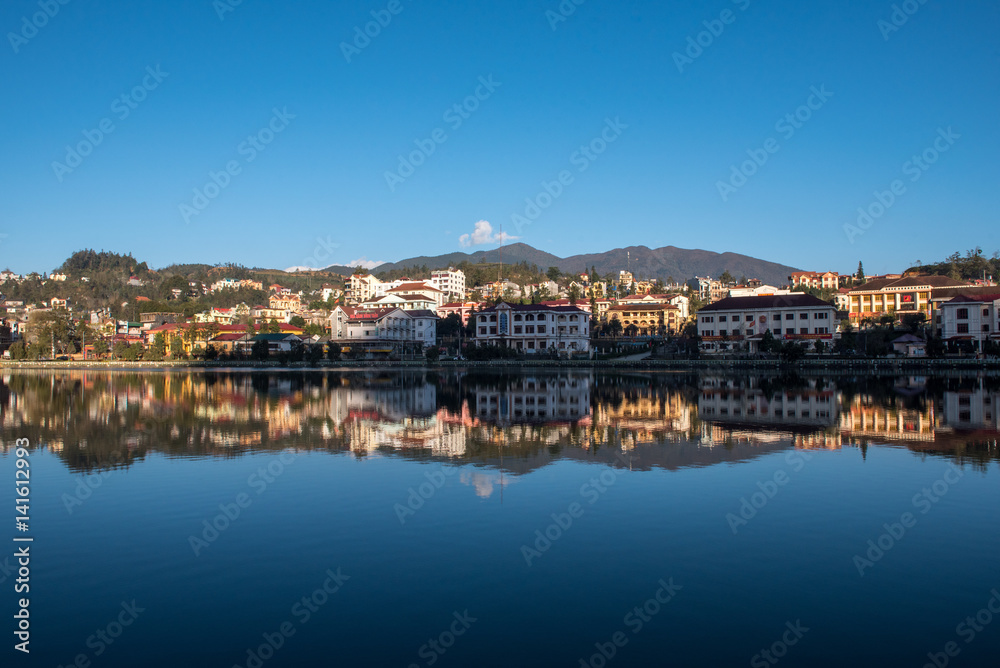 Fototapeta premium Stadt See Spiegelung