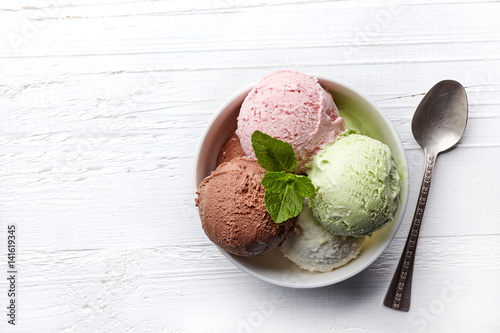 Quadro su tela Bowl of various colorful ice cream balls