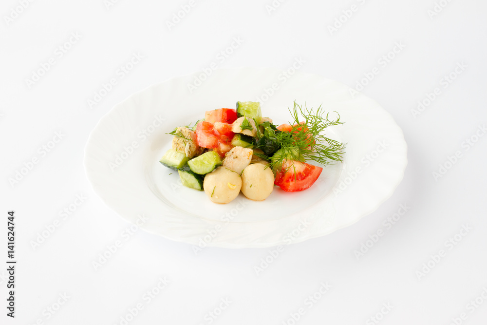 Салат из куриного филе, помидорами, огурцами, зеленью и маринованными грибами.